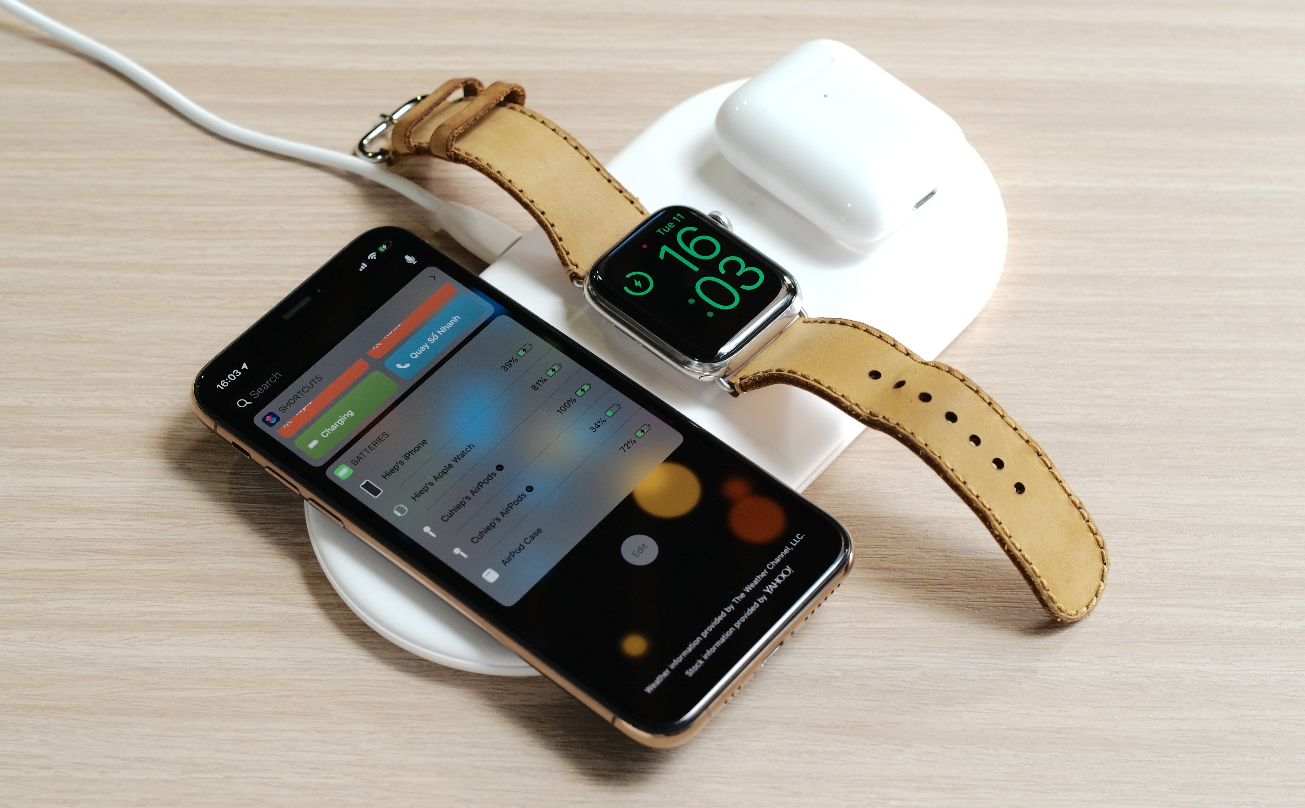 Trên tay bàn sạc không dây 3 máy iPhone, Airpods và Apple Watch của Baseus Trên tay bàn sạc không dây 3 máy iPhone, Airpods và Apple Watch của Baseus