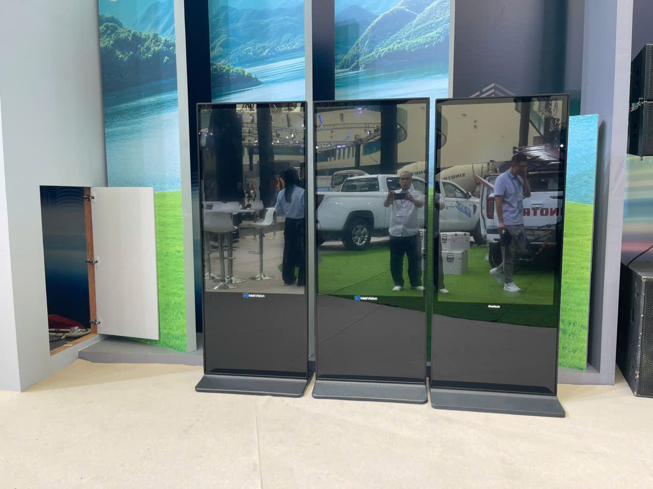 standee điện tử 55 inch