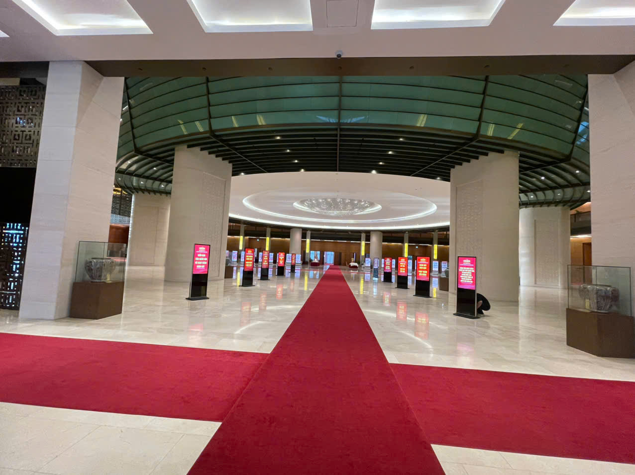 standee điện tử 50 inch