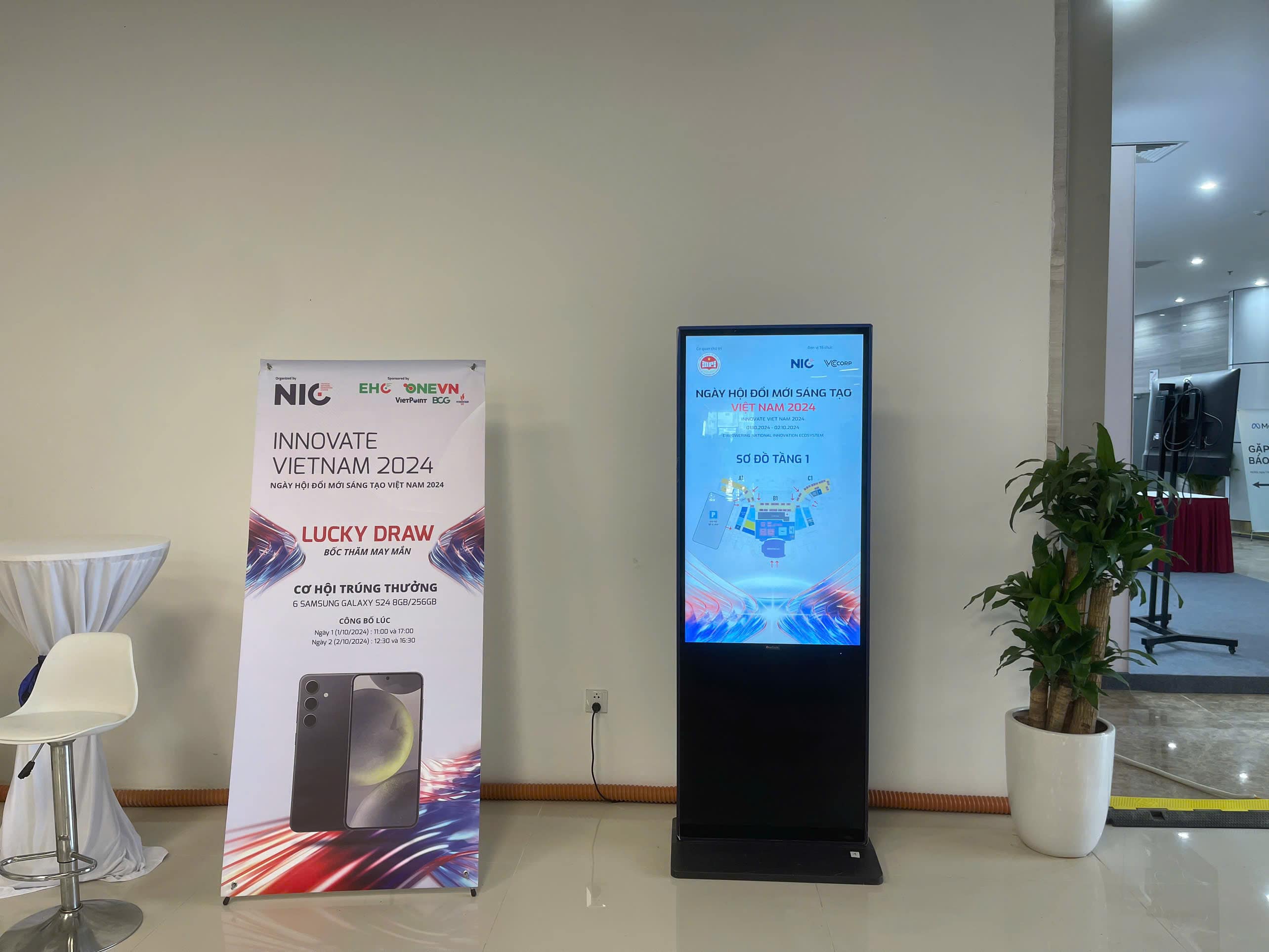 Cho Thuê Standee Điện Tử/ Poster Điện Tử/ Màn Hình Quảng Cáo Chân Đứng Cảm Ứng Sự Kiện Chuyên Nghiệp Tại Hà Nội, Hải Phòng, TP Hồ Chí Minh