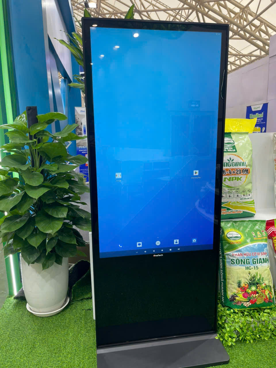 standee 55 inch đặt trong gian hàng