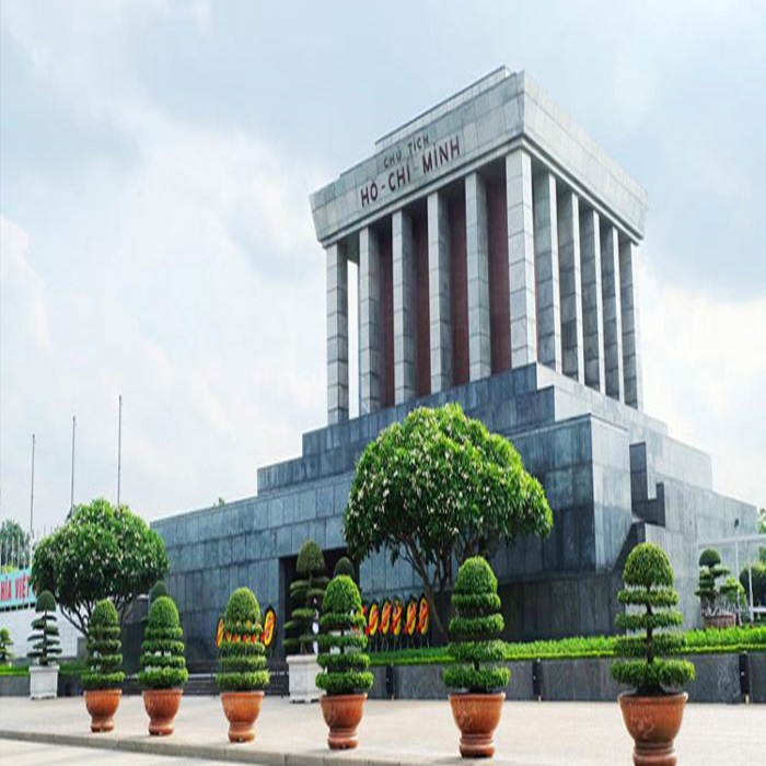 Nêu cảm hứng bao trùm và mạch cảm xúc của bài thơ Viếng Lăng Bác