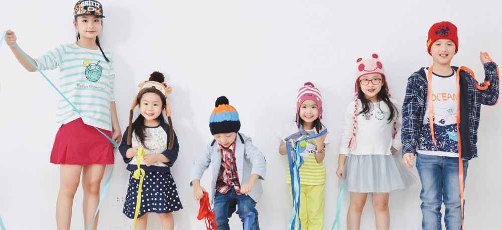 Cửa hàng quần áo trẻ em của chúng tôi có đầy đủ các kiểu dáng và màu sắc, bạn sẽ dễ dàng tìm được trang phục ưng ý cho bé yêu của mình. Hãy đến và khám phá những bộ quần áo thời trang cho con trai, con gái của bạn ngay hôm nay!