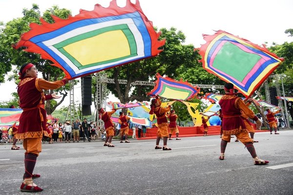 Múa chạy cờ - điệu múa trong lễ hội làng đất Thăng Long