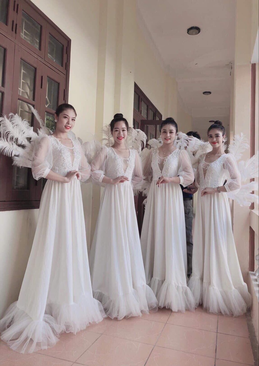 Váy nhảy hiện đại màu trắng với chi tiết tráng gương