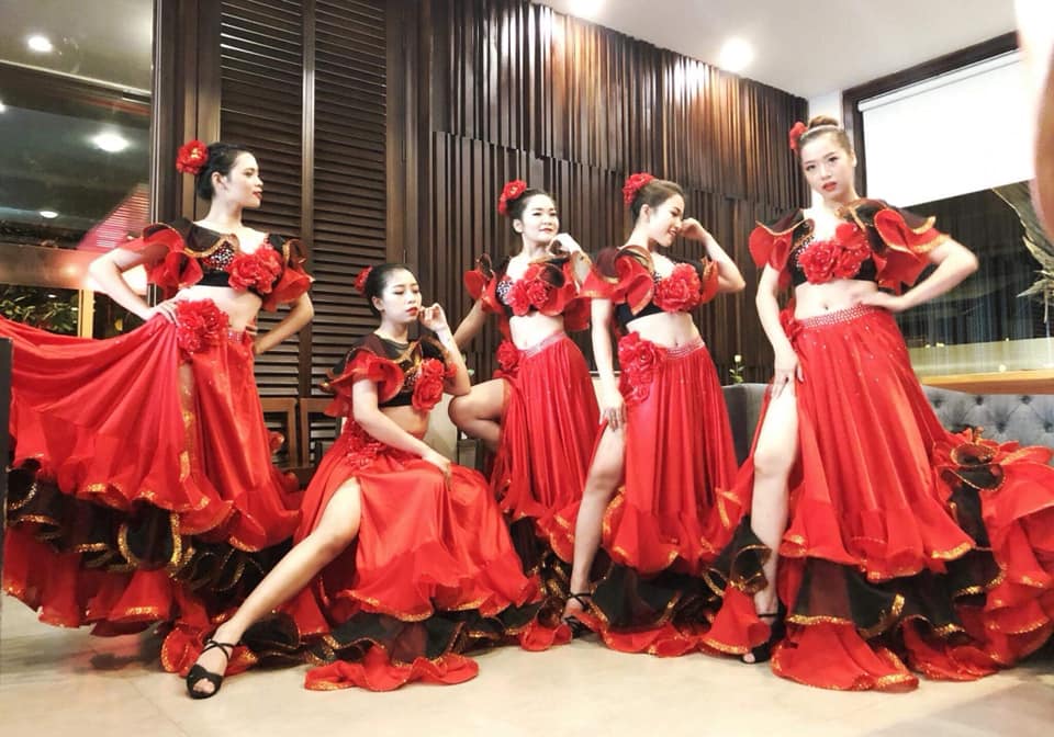 Trang phục Tây Ban Nha Flamenco Giá cho Thuê 70000đ  bộ May diềm cả  trong và ngoài váy Bao gồm băng đô và nơ cài đầu Giảm giá 5 cho thành