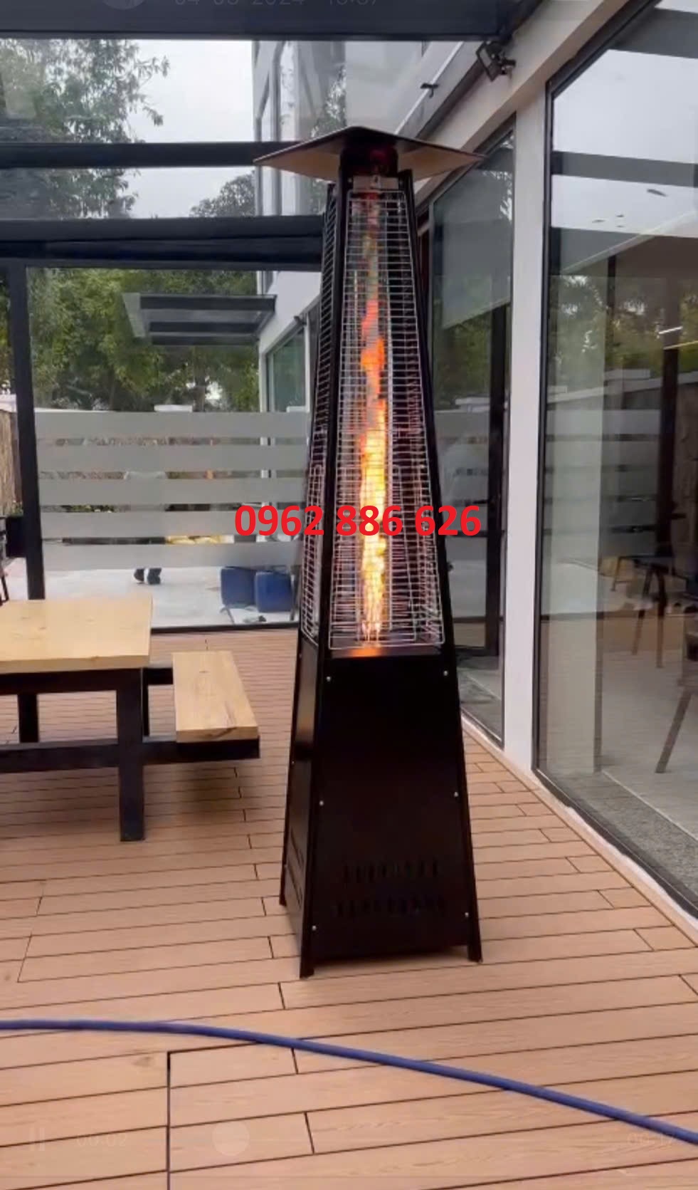 đèn sưởi ngoài trời dạng tháp