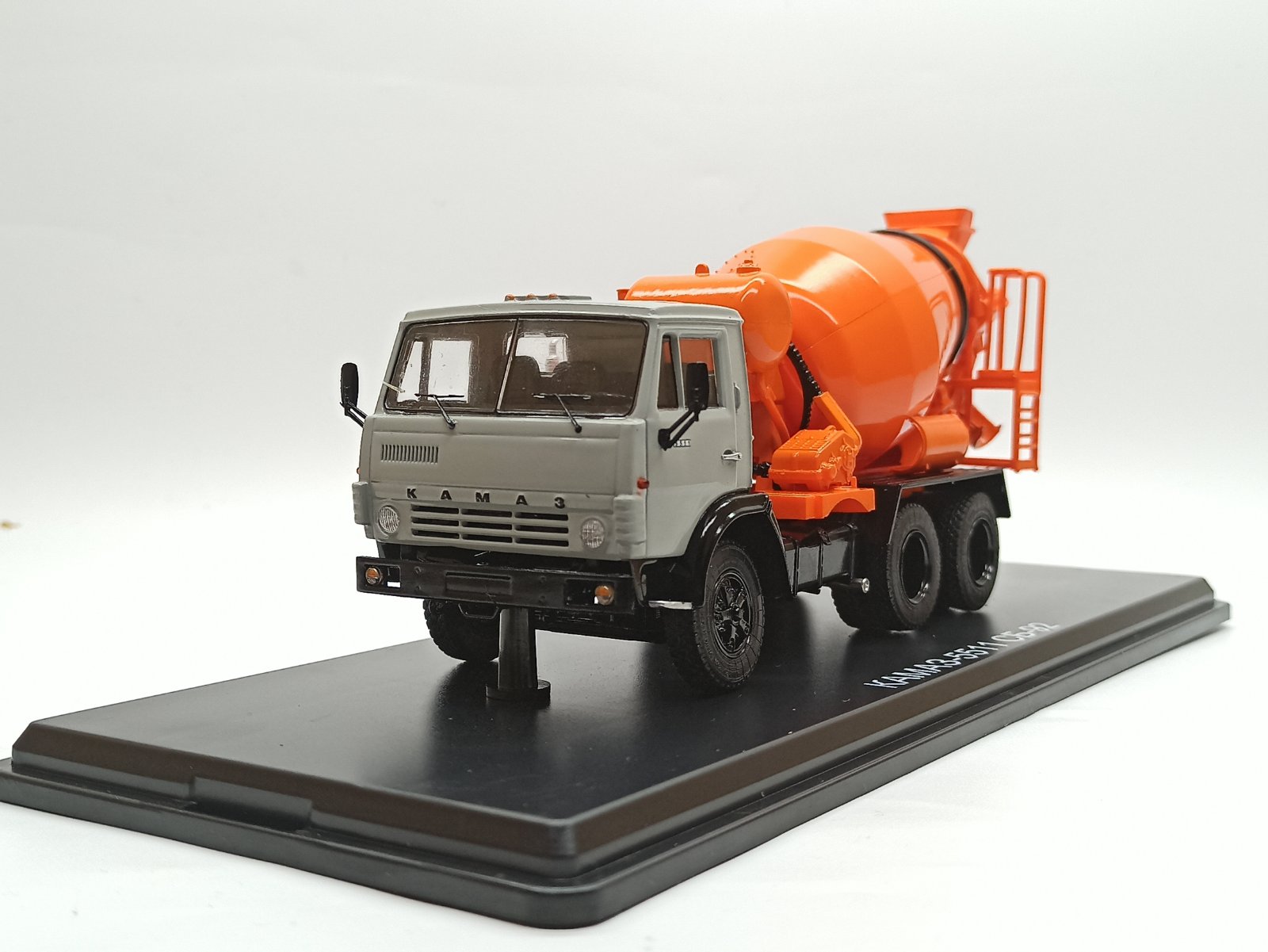 Mô hình Xe Kamaz 5511 trộn bê tông SB-92