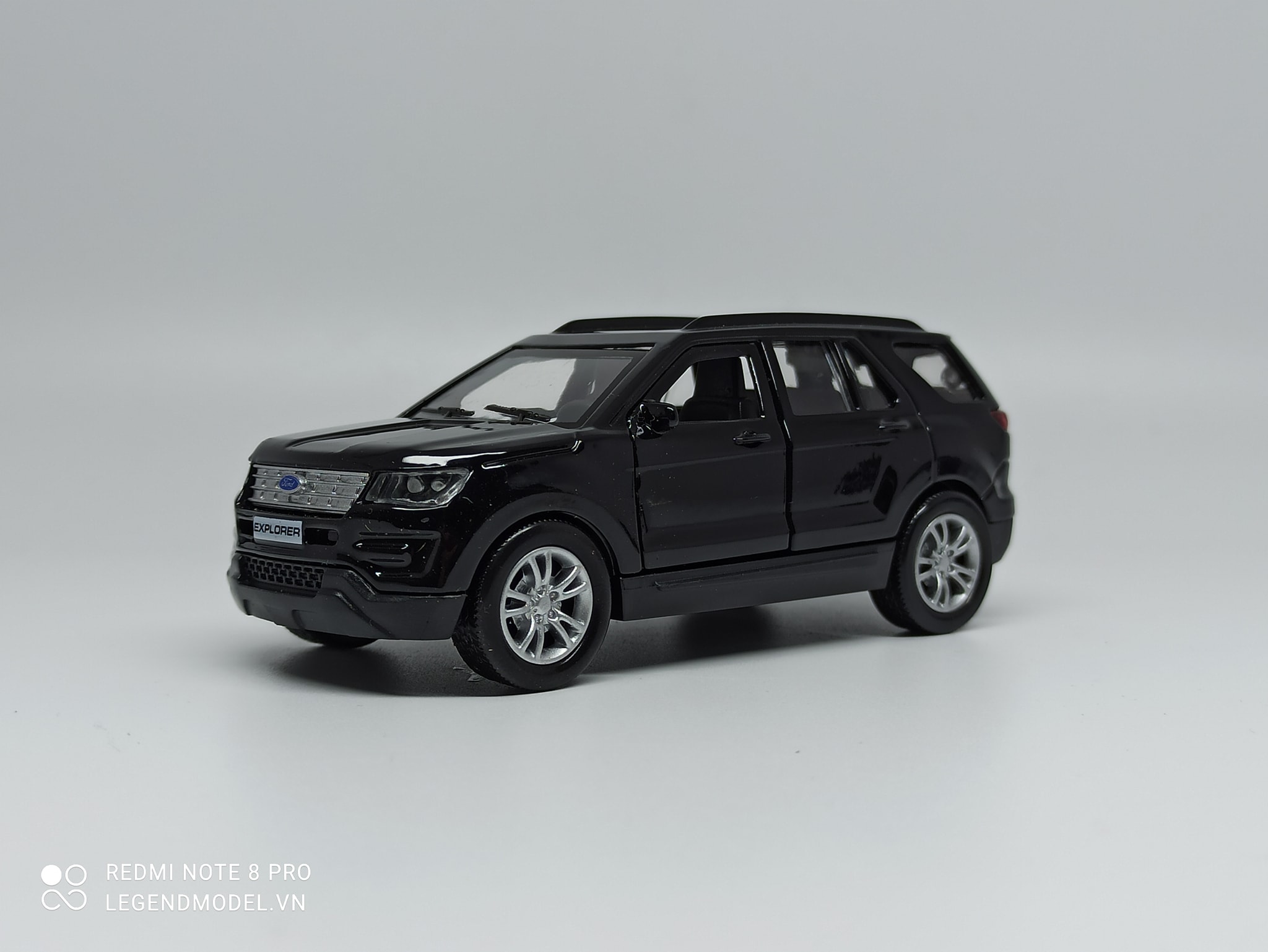 Mô hình xe Ford Explorer (Đặt trước)
