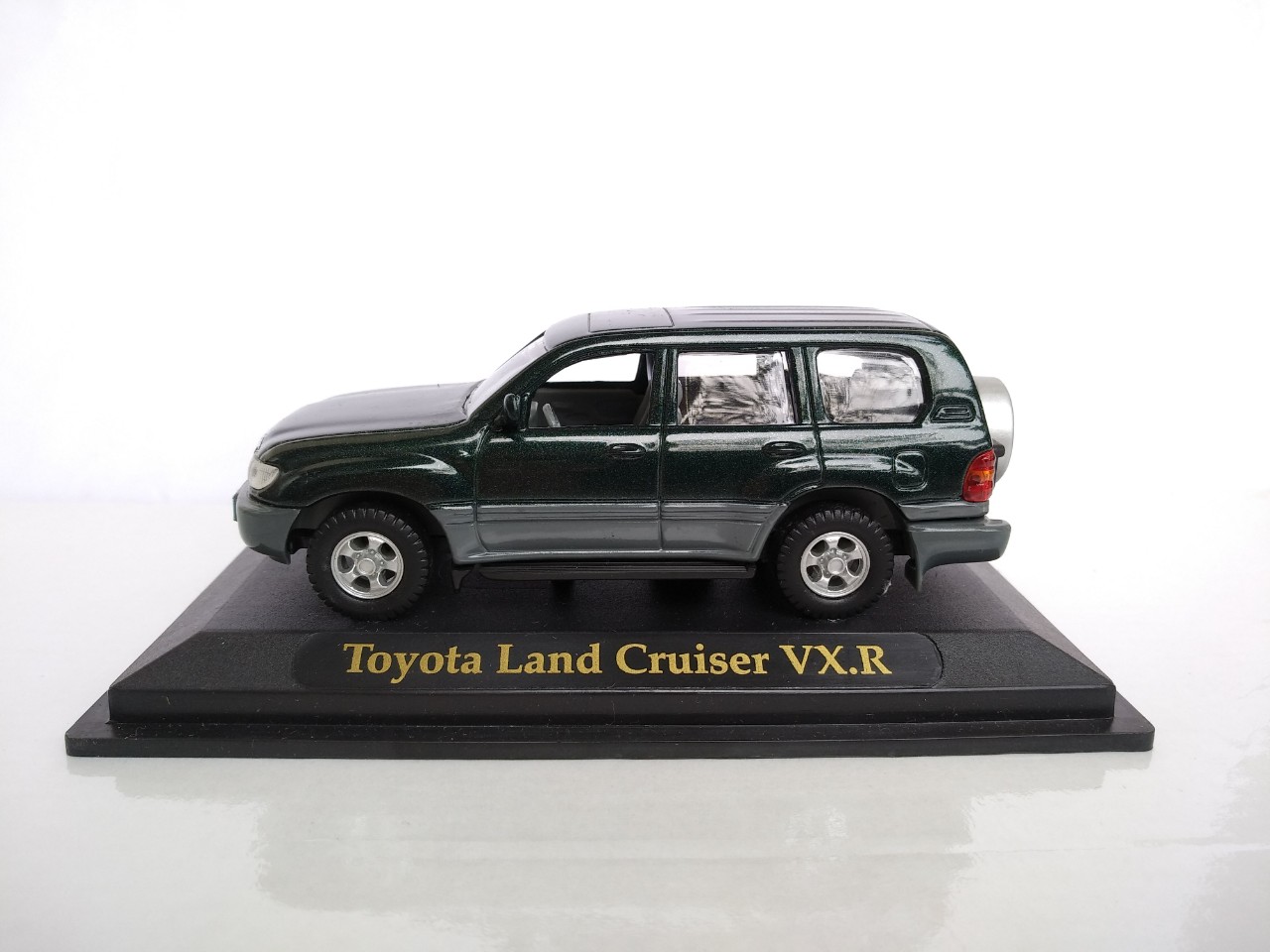 Mô hình xe Toyota LandCruiser VXR