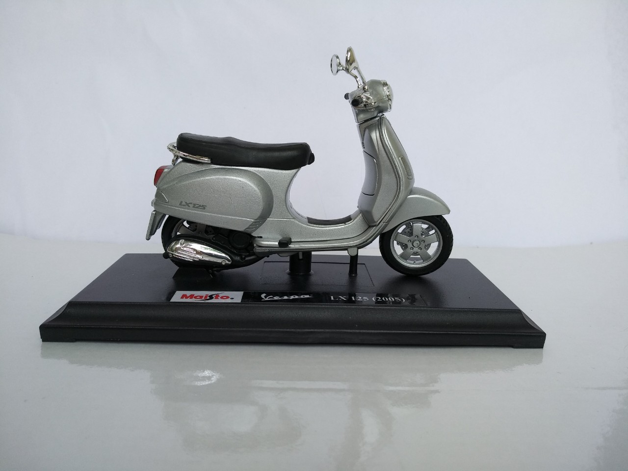 Mô hình Vespa LX 125 2005