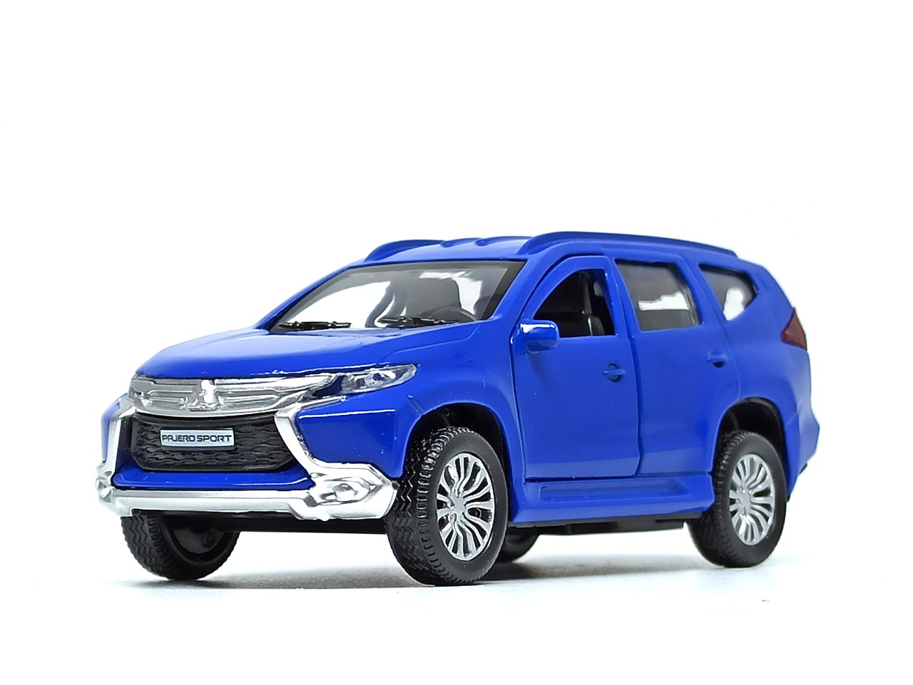 Mô hình xe tỉ lệ 118 Mitsubishi Outlander 2016 2019
