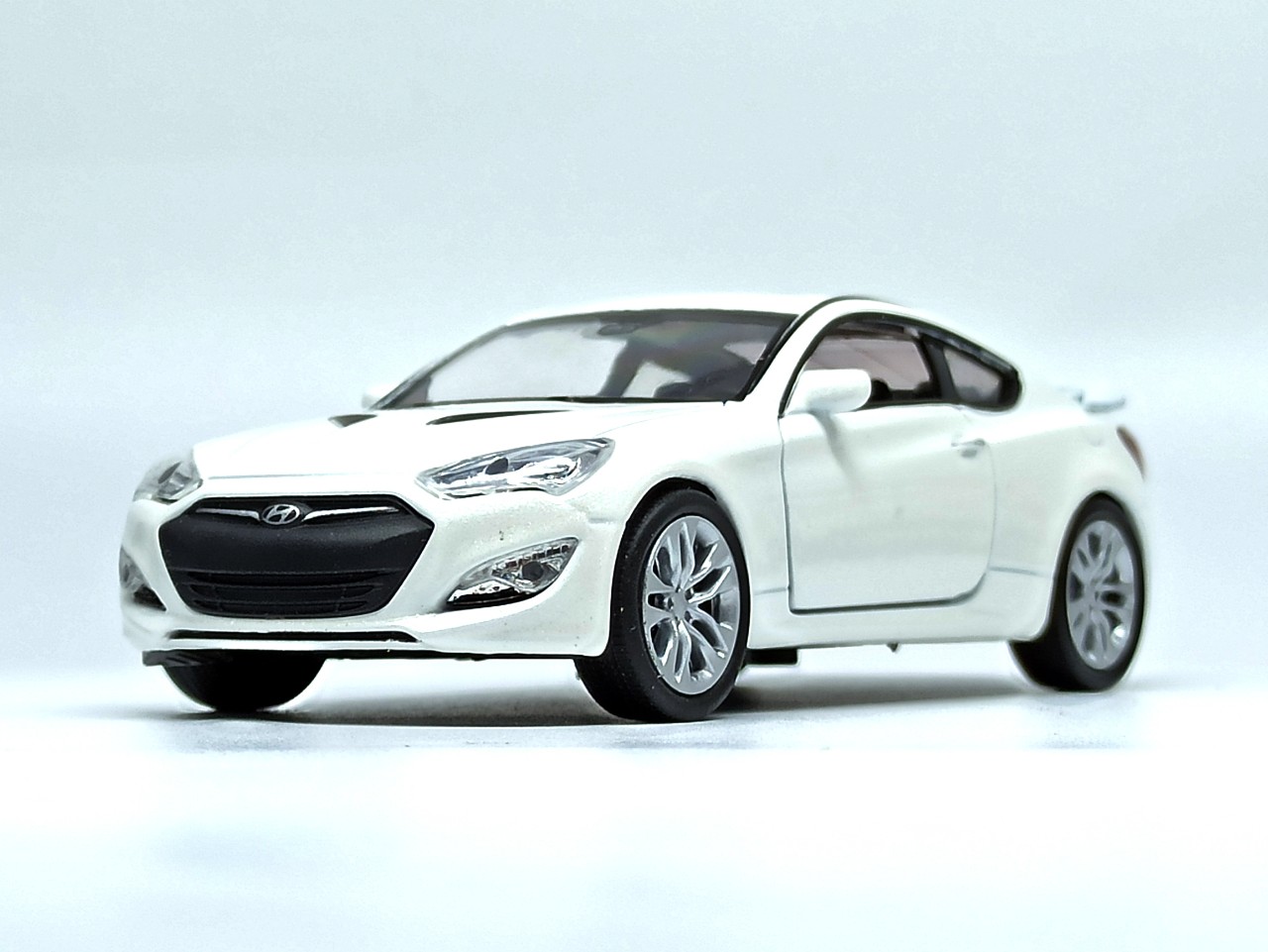 Mô hình xe Hyundai Genesis Coupe