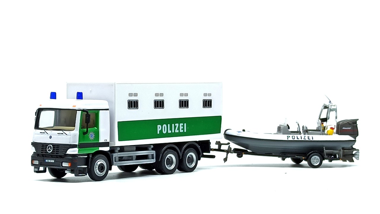 Mô hình xe Mercedes-Benz Actros Police 1/72