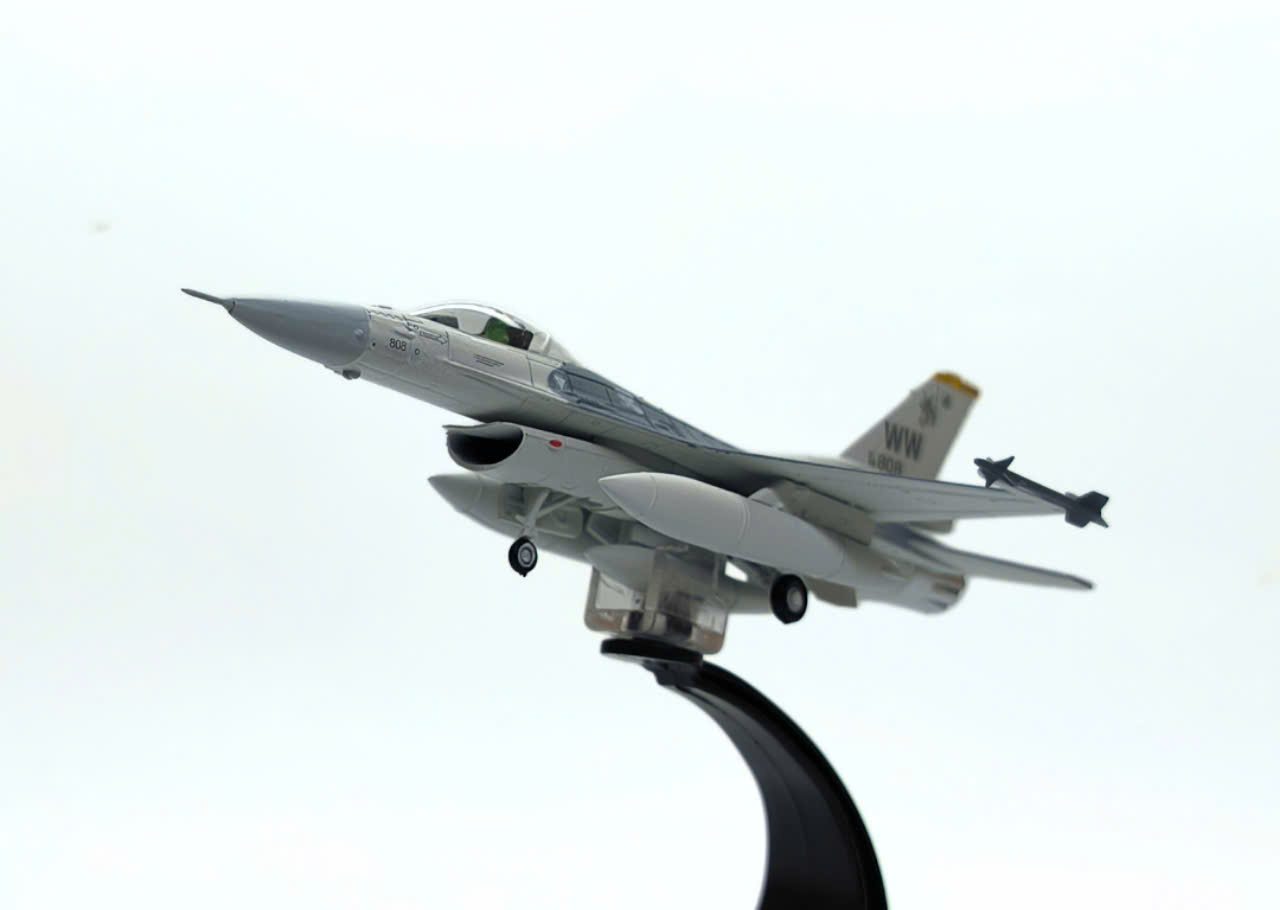 Mô hình máy bay F16 tỷ lệ 1/72