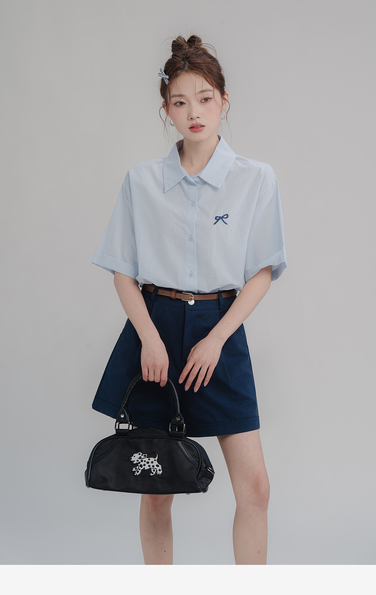 SM28 Áo sơ mi nữ MAKILANA phong cách học viện cổ POLO, thêu nơ xinh xắn, chất liệu mỏng nhẹ mặc hè mát mẻ.
