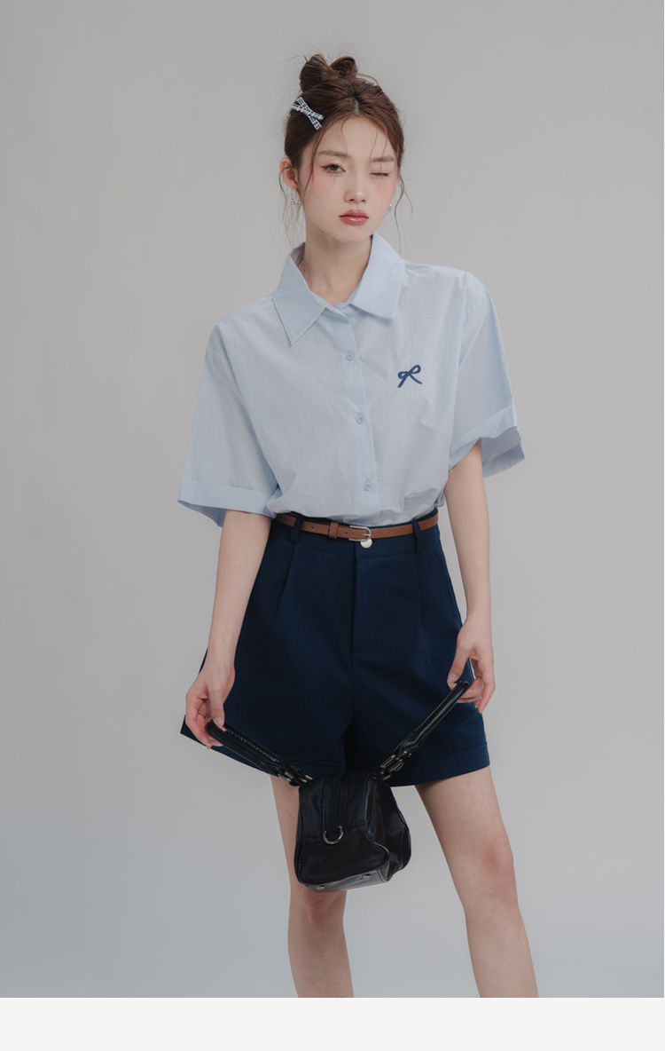 SM28 Áo sơ mi nữ MAKILANA phong cách học viện cổ POLO, thêu nơ xinh xắn, chất liệu mỏng nhẹ mặc hè mát mẻ.