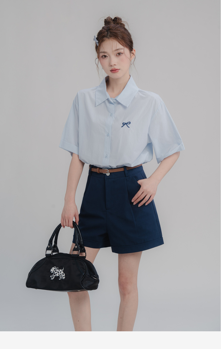 SM28 Áo sơ mi nữ MAKILANA phong cách học viện cổ POLO, thêu nơ xinh xắn, chất liệu mỏng nhẹ mặc hè mát mẻ.