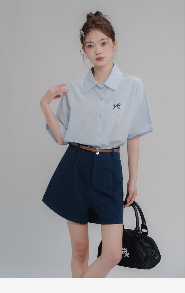 SM28 Áo sơ mi nữ MAKILANA phong cách học viện cổ POLO, thêu nơ xinh xắn, chất liệu mỏng nhẹ mặc hè mát mẻ.