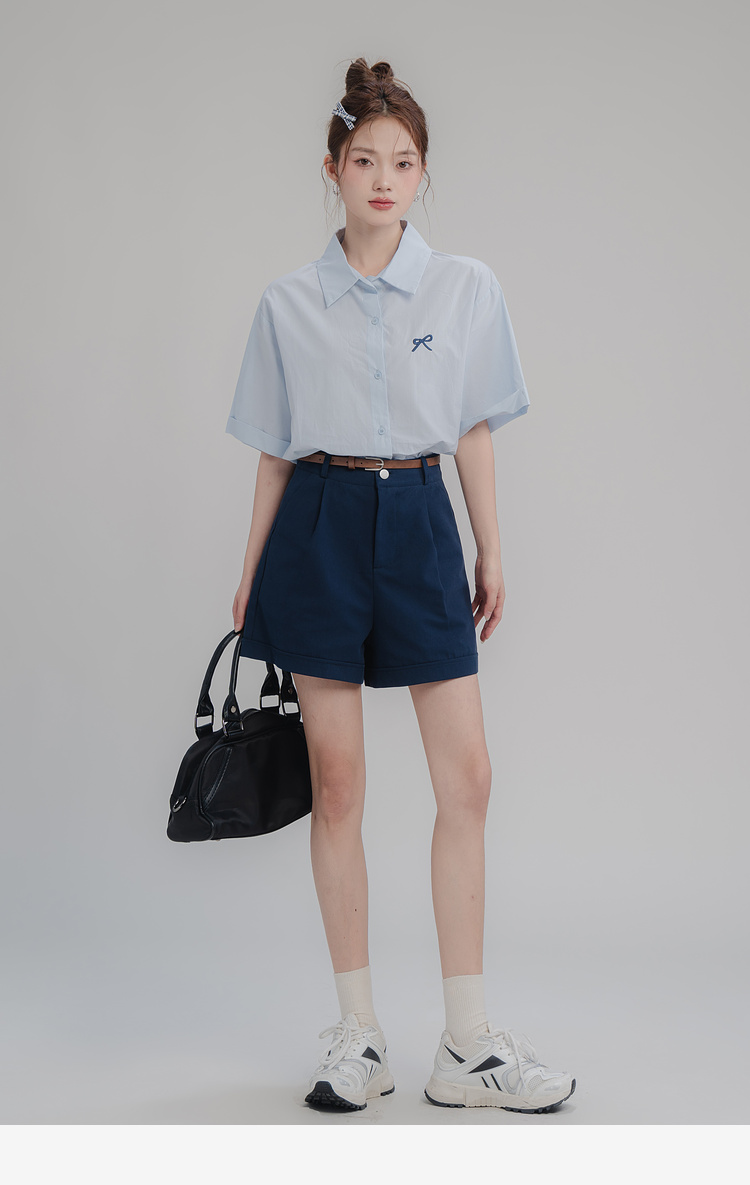 SM28 Áo sơ mi nữ MAKILANA phong cách học viện cổ POLO, thêu nơ xinh xắn, chất liệu mỏng nhẹ mặc hè mát mẻ.