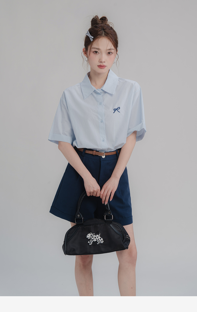 SM28 Áo sơ mi nữ MAKILANA phong cách học viện cổ POLO, thêu nơ xinh xắn, chất liệu mỏng nhẹ mặc hè mát mẻ.