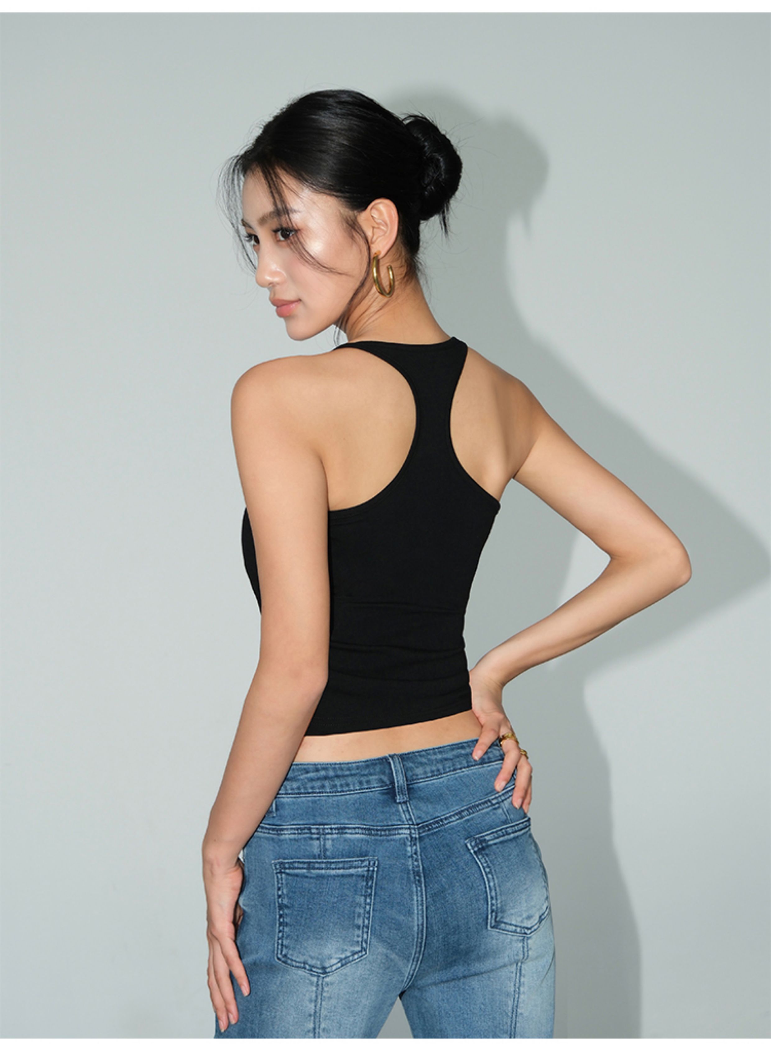 T43 -Áo croptop nữ hai dây có mút ngực MAKILANA – thiết kế ôm body, khoe lưng quyến rũ, thời trang hè 2025