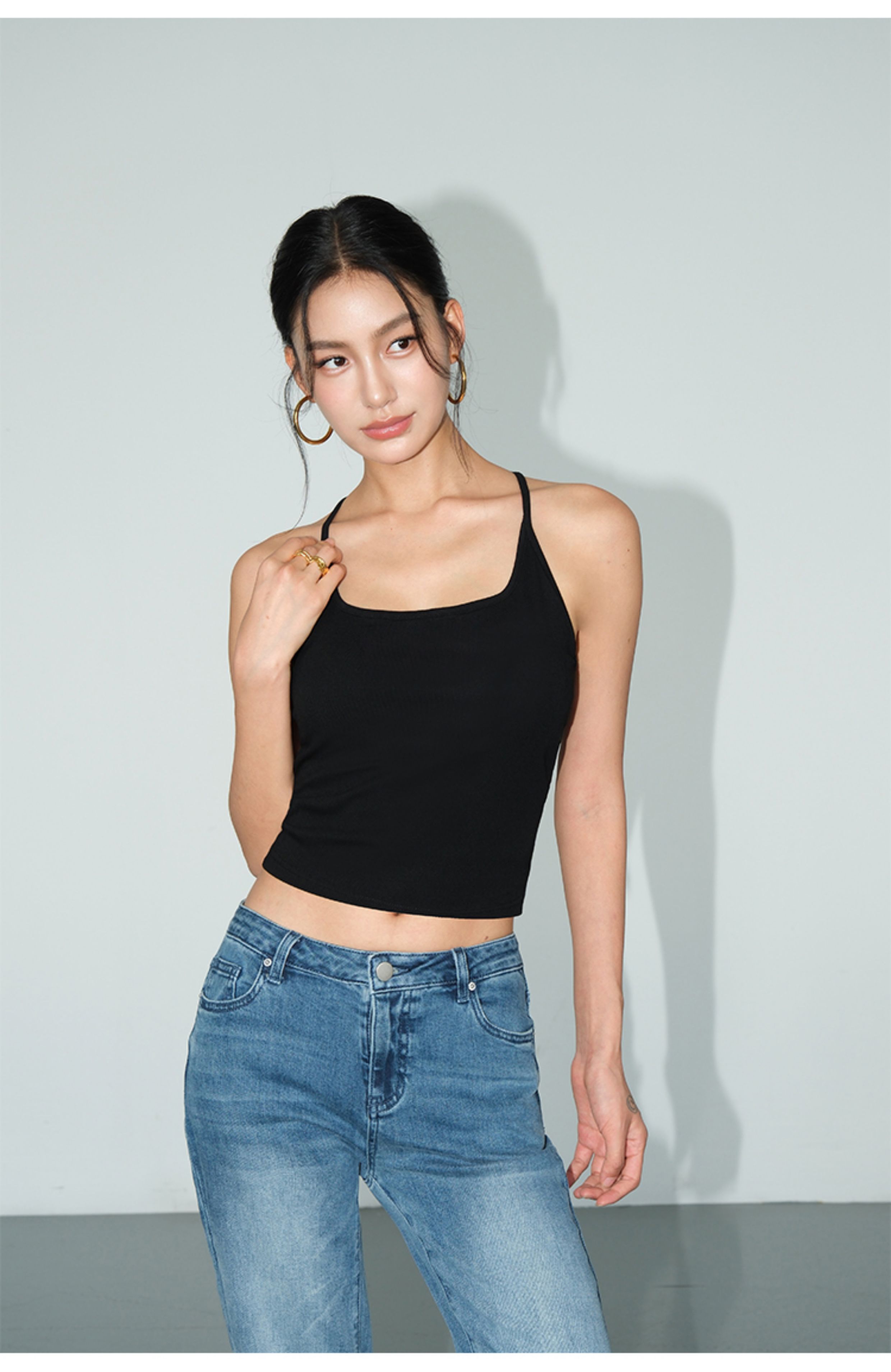 T43 -Áo croptop nữ hai dây có mút ngực MAKILANA – thiết kế ôm body, khoe lưng quyến rũ, thời trang hè 2025