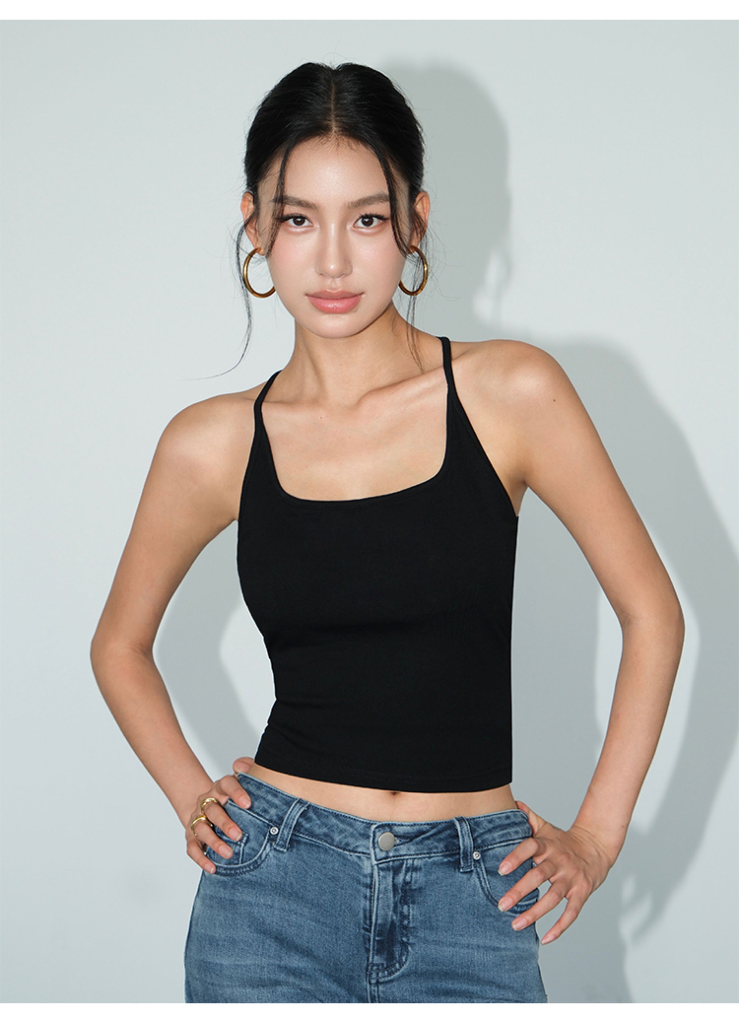 T43 -Áo croptop nữ hai dây có mút ngực MAKILANA – thiết kế ôm body, khoe lưng quyến rũ, thời trang hè 2025
