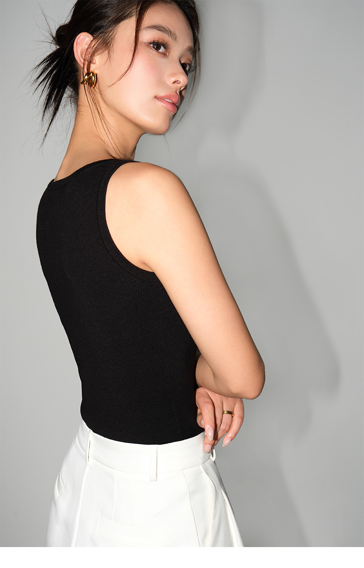 T39 -Áo Tank Top Nữ MAKILANA Cổ Vuông Dệt Kim Ôm Dáng Màu Đen Mặc Trong Hoặc Ngoài Mùa Hè 2025