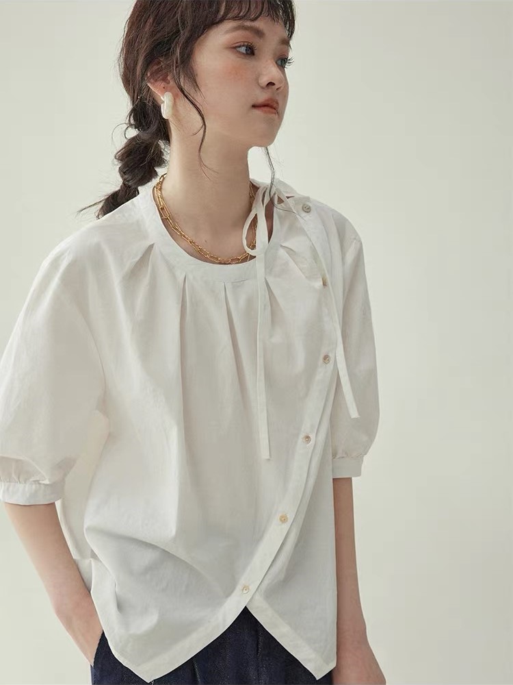 SM85 - Áo Sơ Mi Ngắn Tay Cổ Buộc Nơ Thân Chéo Tay Bồng MAKILANA Dành Cho Nữ, Áo Sơ Mi Nữ Cài Cúc Bất Đối Xứng