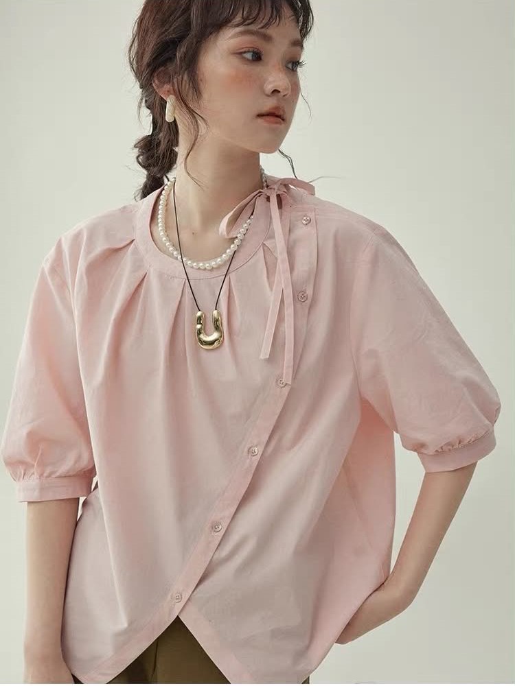 SM85 - Áo Sơ Mi Ngắn Tay Cổ Buộc Nơ Thân Chéo Tay Bồng MAKILANA Dành Cho Nữ, Áo Sơ Mi Nữ Cài Cúc Bất Đối Xứng