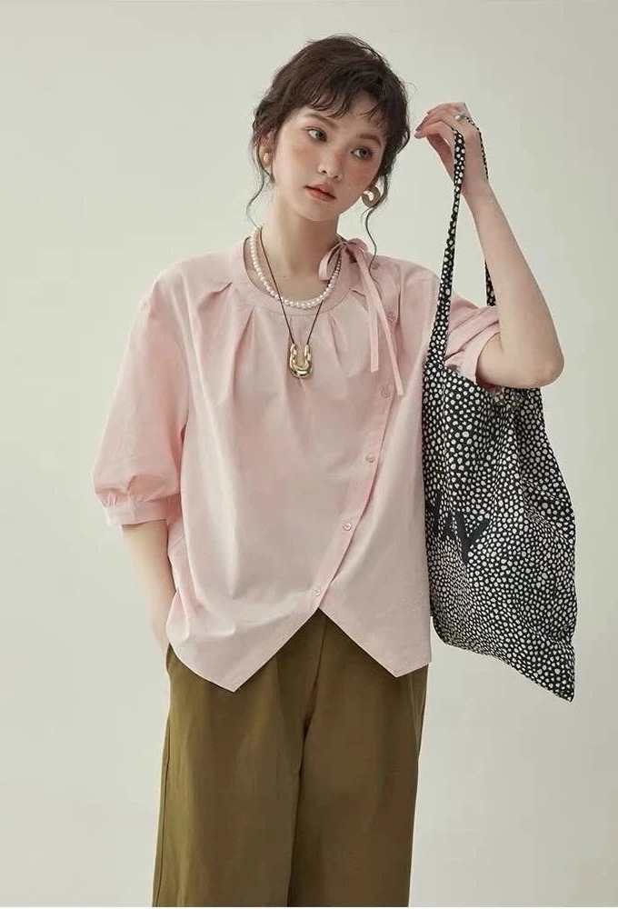 SM85 - Áo Sơ Mi Ngắn Tay Cổ Buộc Nơ Thân Chéo Tay Bồng MAKILANA Dành Cho Nữ, Áo Sơ Mi Nữ Cài Cúc Bất Đối Xứng