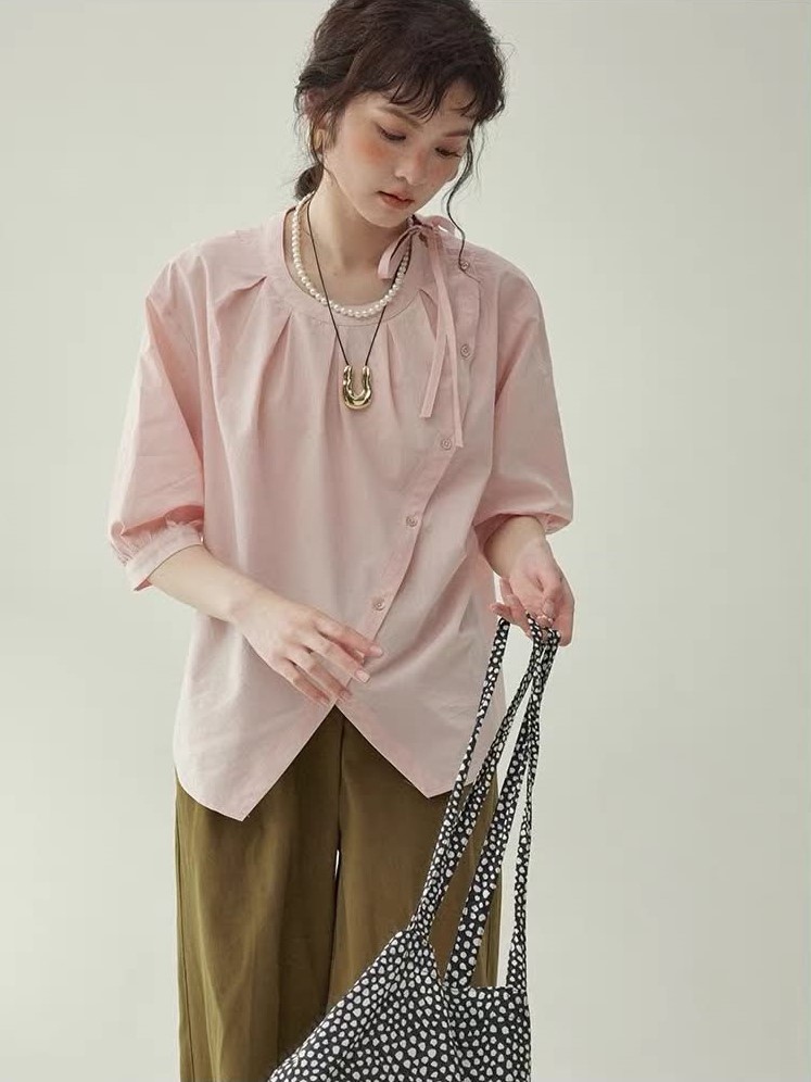 SM85 - Áo Sơ Mi Ngắn Tay Cổ Buộc Nơ Thân Chéo Tay Bồng MAKILANA Dành Cho Nữ, Áo Sơ Mi Nữ Cài Cúc Bất Đối Xứng