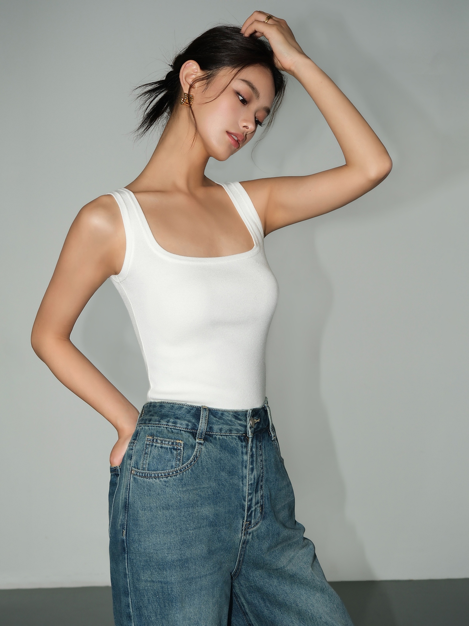T39 -Áo Tank Top Nữ MAKILANA Cổ Vuông Dệt Kim Ôm Dáng Màu Đen Mặc Trong Hoặc Ngoài Mùa Hè 2025