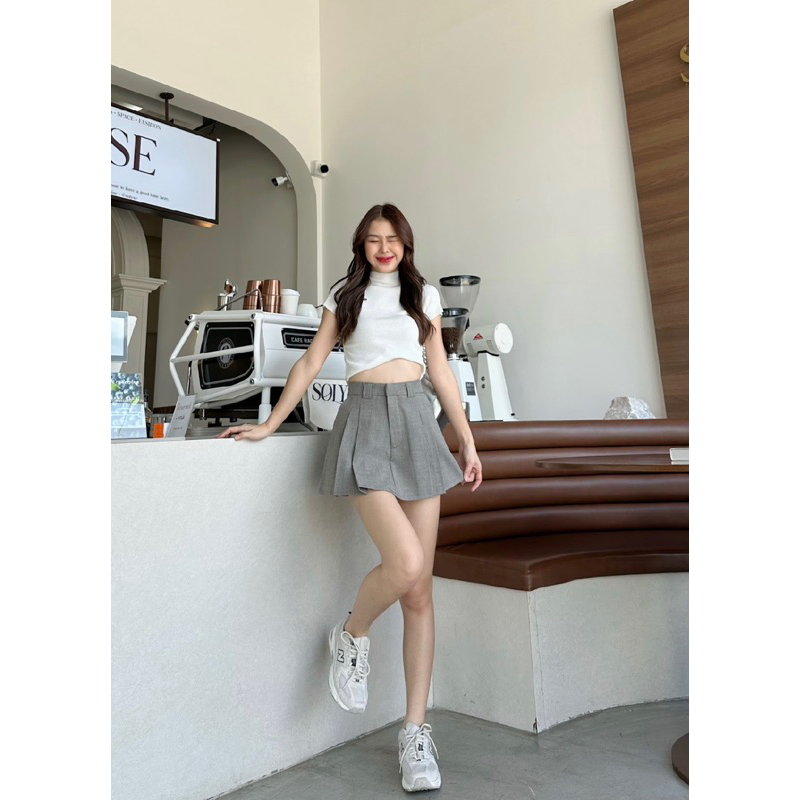 Chân váy xếp ly có lót quần phía trước trang trí túi giả sau lưng form dáng đẹp, dễ phối đồ CV21