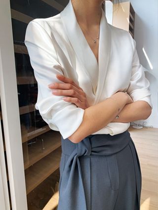 Áo sơ mi nữ vải lụa giả cổ vest chữ V SM23