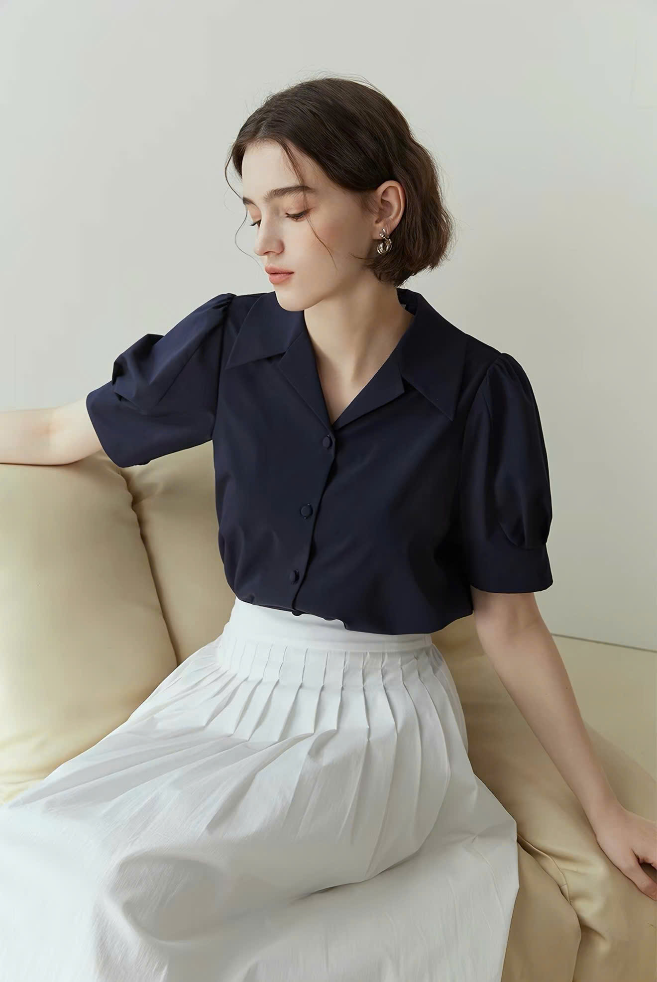 SM75 - ÁO SƠ MI TAY NGẮN THIẾT KẾ CỔ VEST MAKILANA DÀNH CHO NỮ, ÁO SƠ MI NỮ DÁNG SUÔNG CỔ CHỮ V