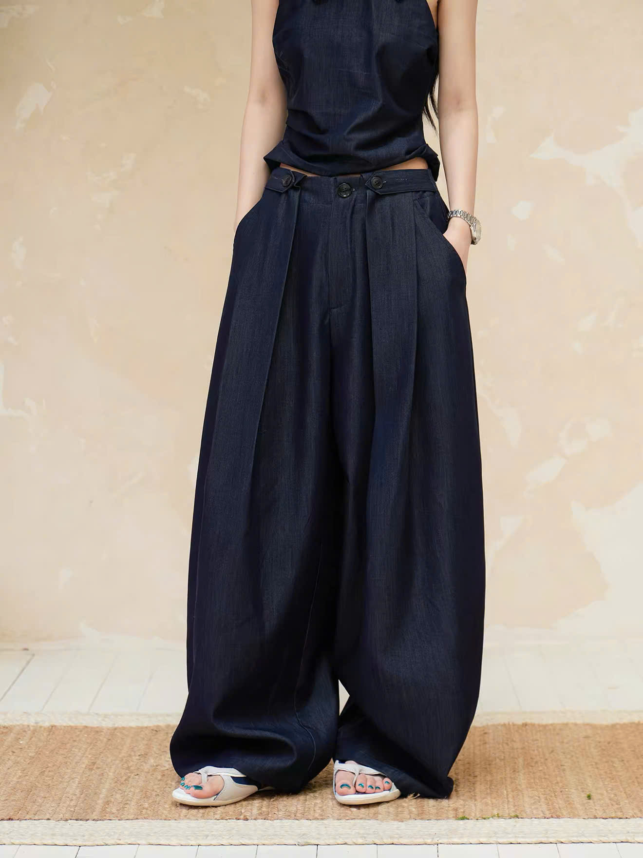 QT100 - Quần Denim Nữ Ống Siêu Rộng Lưng Cao Xếp Ly Khóa Cài Yếm MAKILANA, Quần Ống Rộng Dáng Suông Dành Cho Nữ