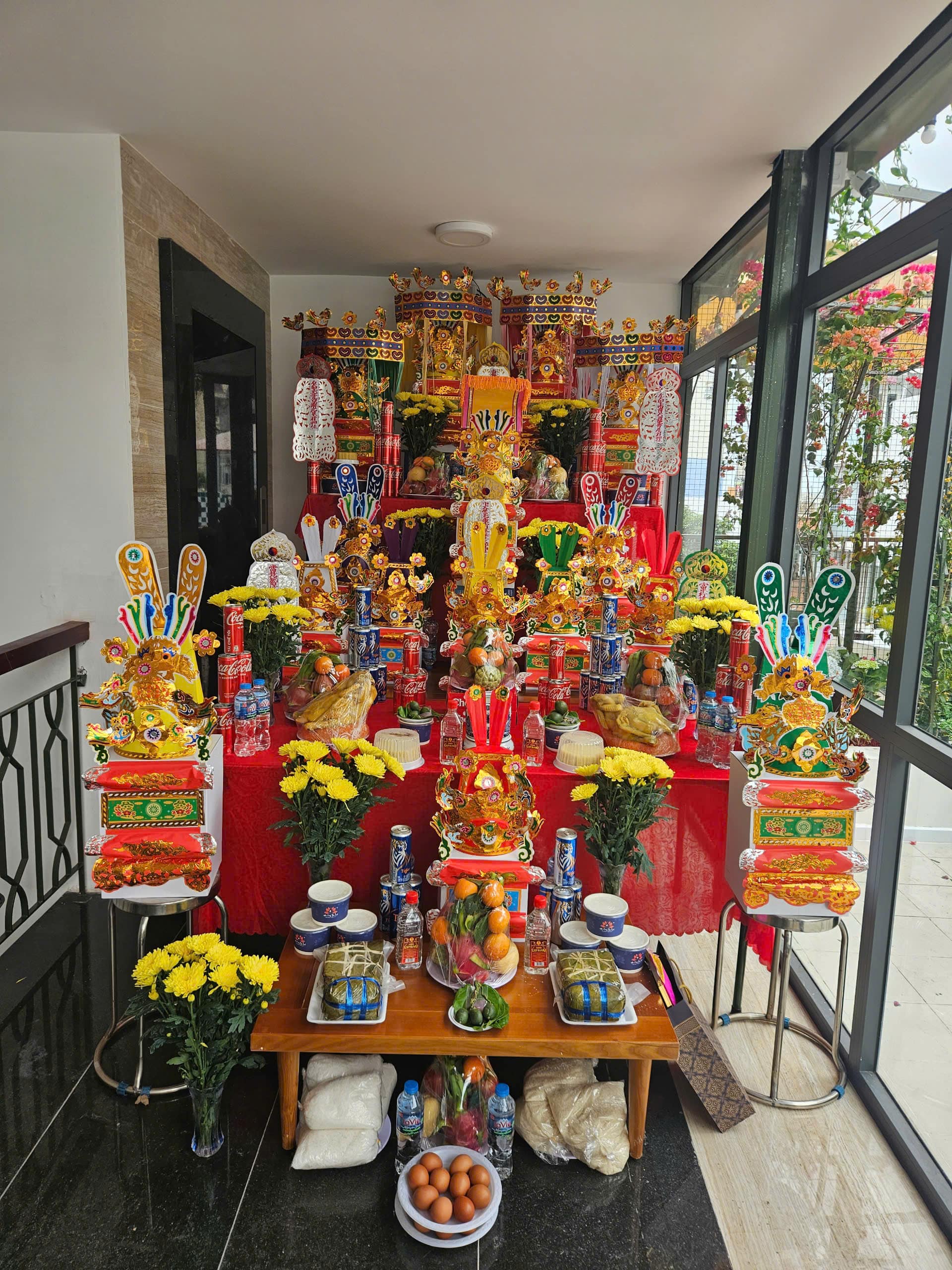 Ngựa, Mũ thần linh và vàng hoa 1000 cúng lễ