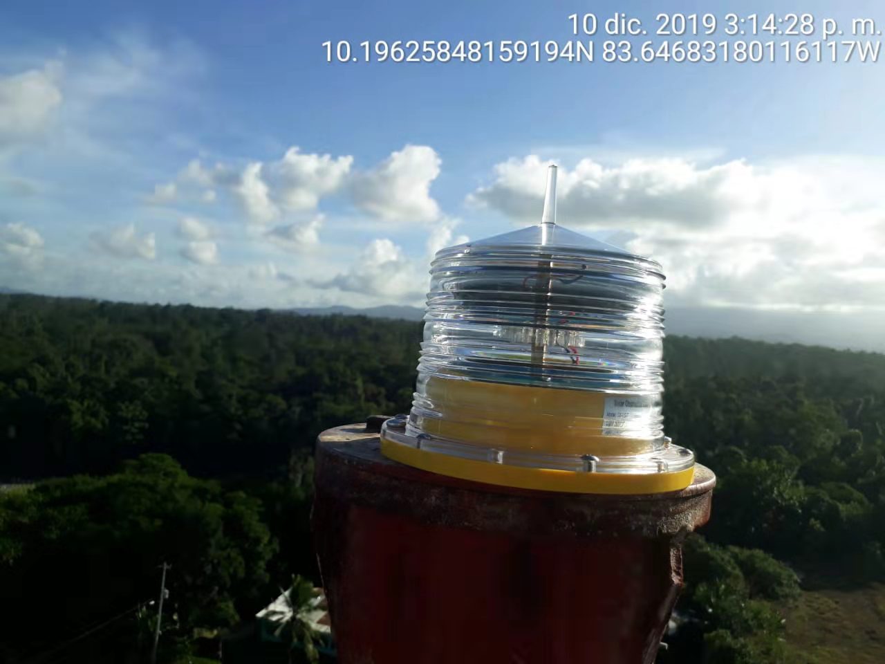 Đèn cao không trên tháp viễn thông