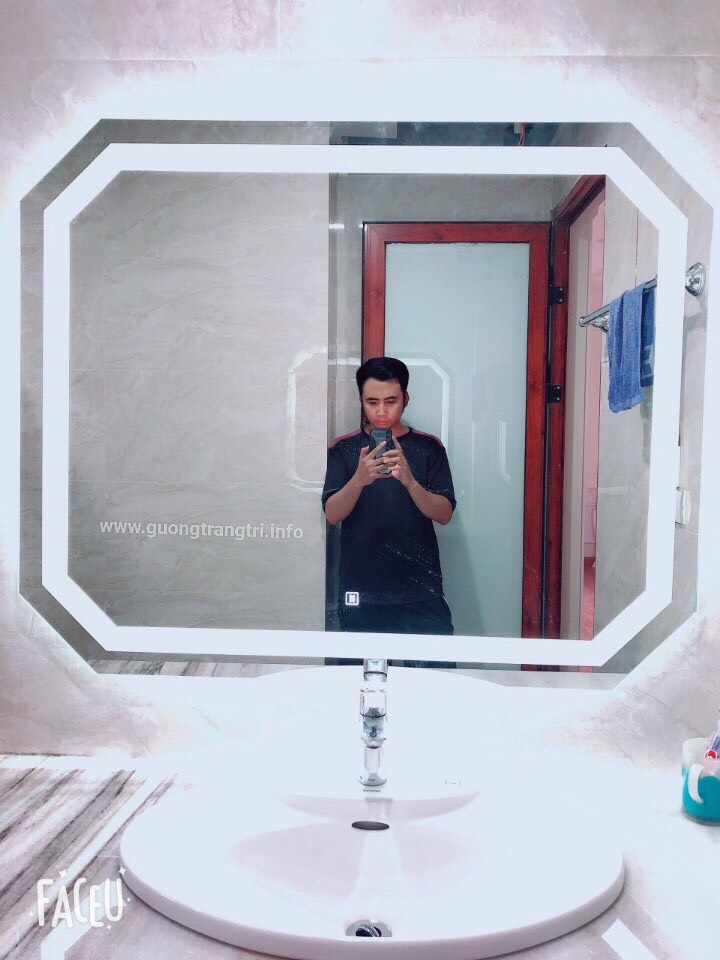 Gương đèn led phòng tắm 70 x 90 cm - có cảm ứng đóng/mở.