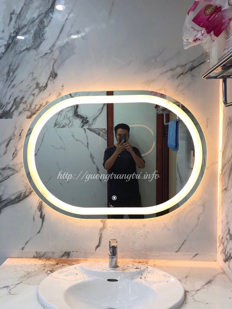 Gương đèn led phòng tắm 70 x 90 cm - có cảm ứng đóng/mở.