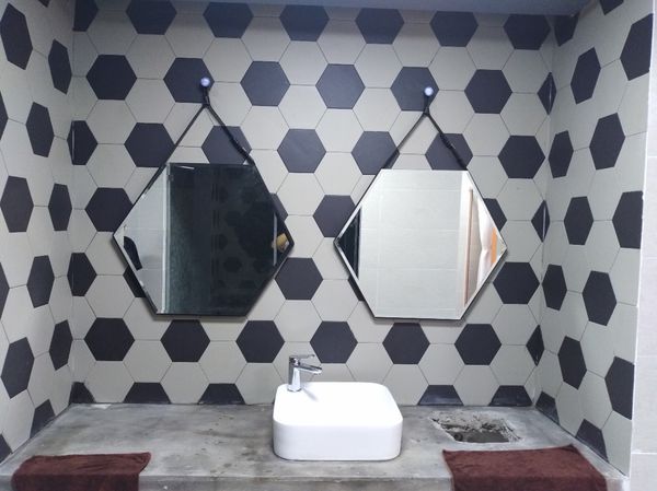 GƯƠNG PHÒNG TẮM LỤC GIÁC DÂY DA D50