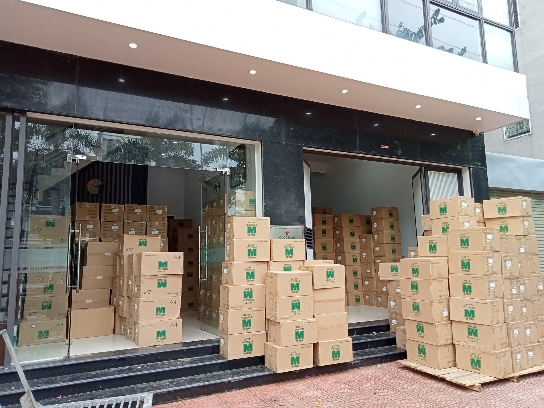 NEARLY 10,000 PAIRS OF MIDORI SAFETY SHOES ARRIVED VIETNAM AFTER STORM