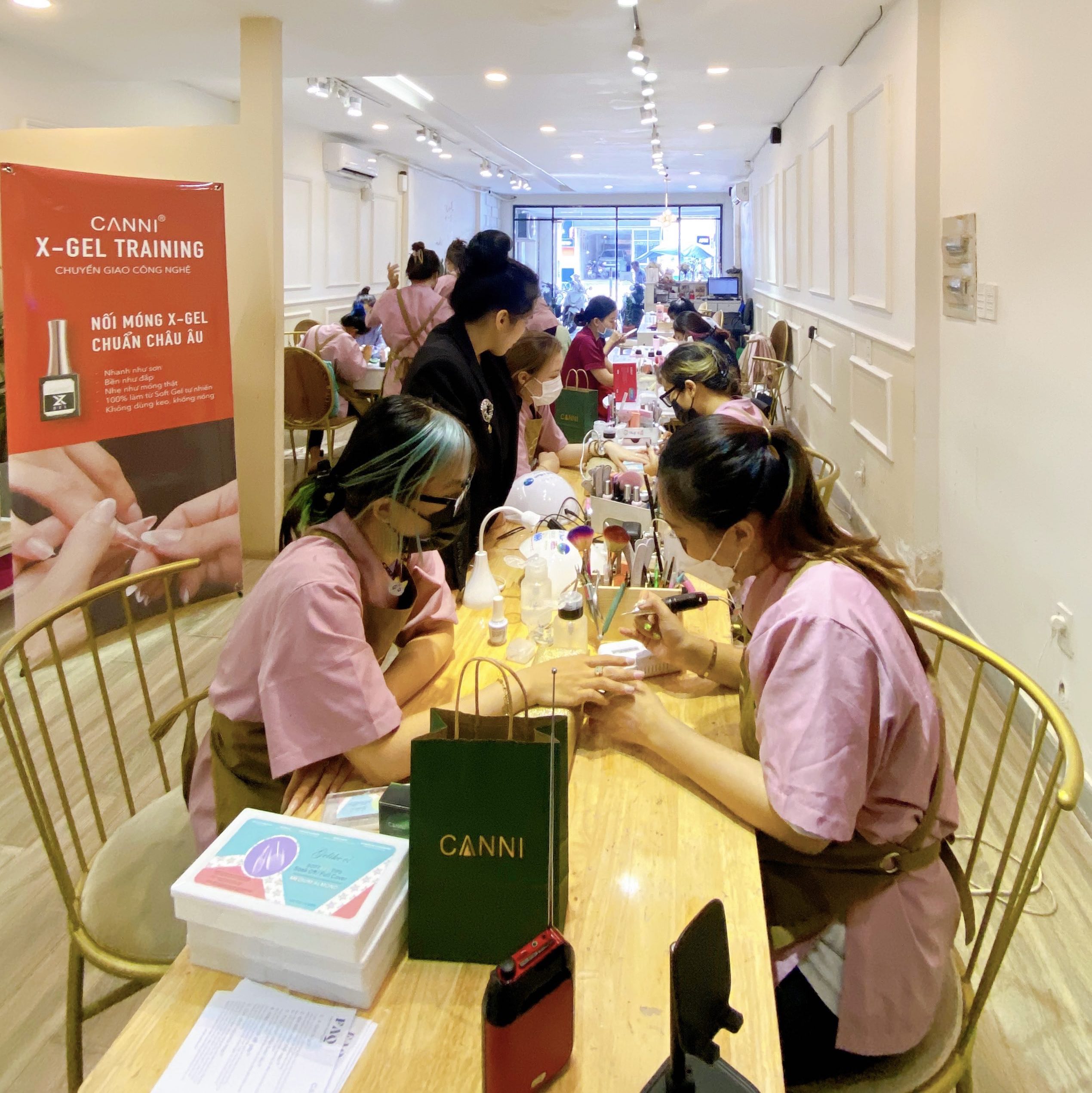 Đột nhập một buổi chuyển giao công nghệ nối móng GelX tại Nailroom Đột nhập một buổi chuyển giao công nghệ nối móng GelX tại Nailroom