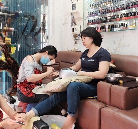 NAILS SALON TRUYỀN THỐNG: PHÁT TRIỂN HAY BIẾN MẤT?