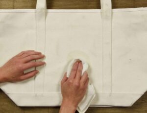 Cách giặt túi vải Canvas tại nhà qua 4 bước đơn giản