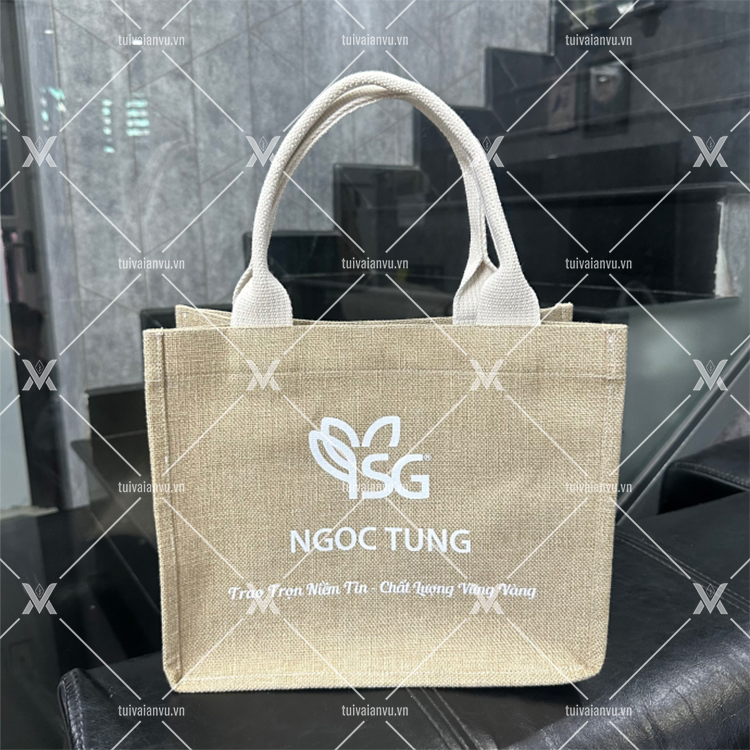 Túi vải đay chủ yếu có thiết kế kiểu hình hộp với kích thước 35x32x20cm hoặc 35x40x12cm