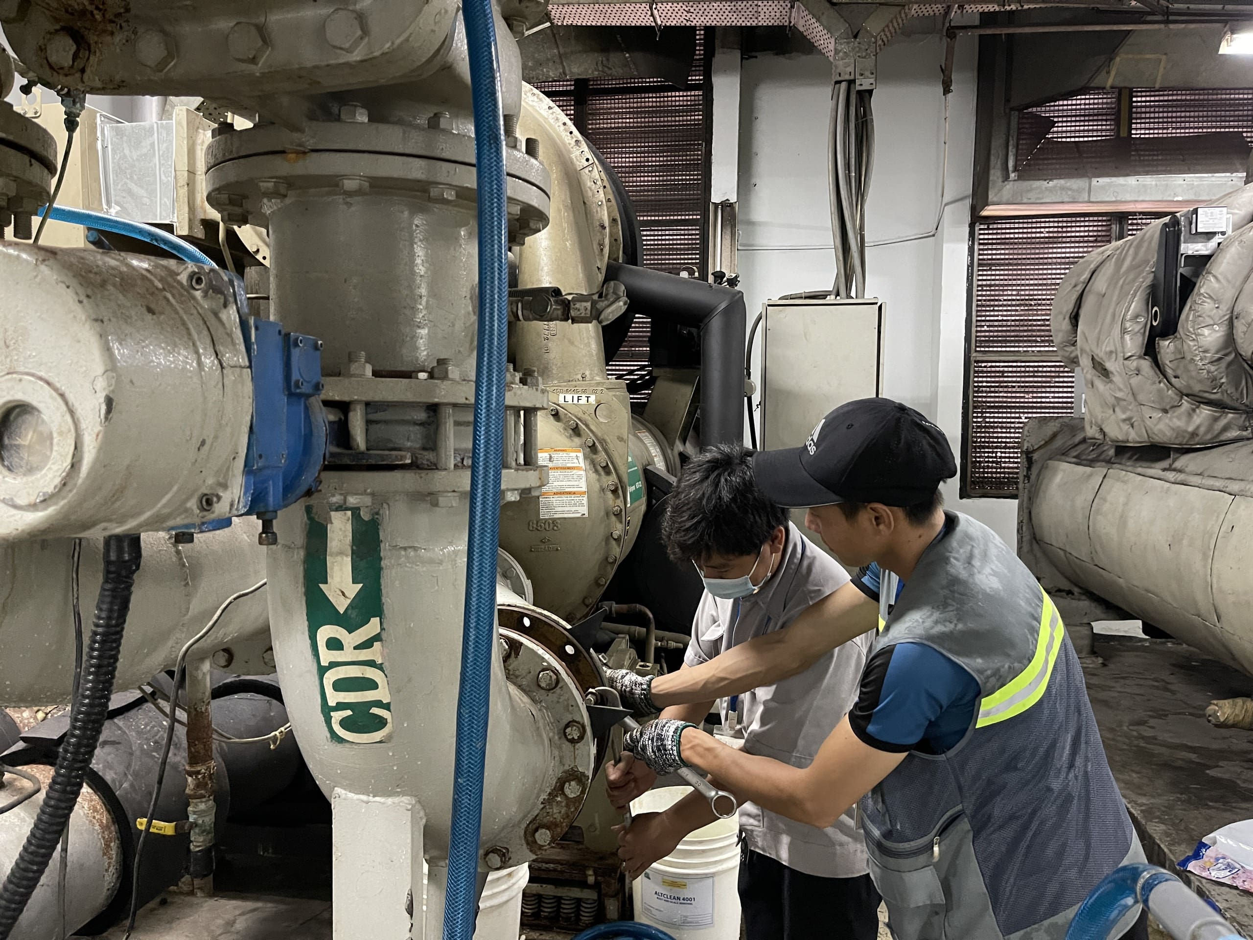 Dịch vụ tẩy cặn 3 chiller khách sạn Caravelle