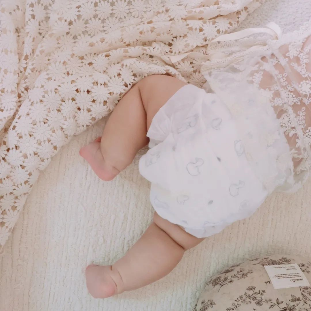 Bé bị hăm, nên dùng khăn ướt hay khăn khô đa năng để vệ sinh?